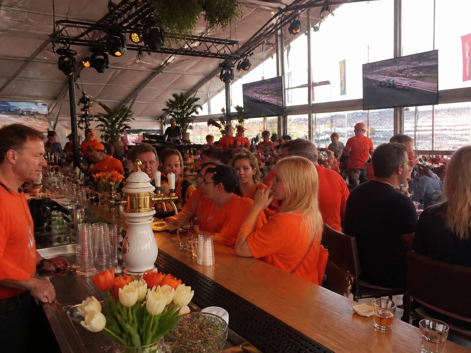 Race Home lounge met open bar, tulpen en live dj tijdens het raceweekend